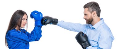 İş çatışması. Beyazlara izole edilmiş boks eldivenli iş adamları. İki iş adamı iş anlaşmazlığını çözüyor. İş ofisinde tartışıyorlar. Meslektaşlar arasında tartışma. anlaşmazlık.