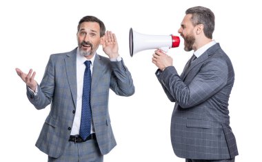 İş çatışması. Hoparlördeki çalışana bağıran işadamı beyazdan izole edilmiş. İş adamının terfi konusunda ortağıyla anlaşmazlığı var. İş adamı anlaşmazlığı çözüyor. Rekabet kavramı.