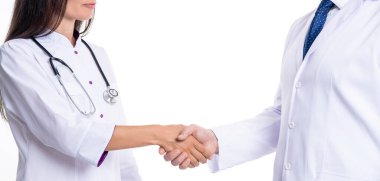 Doktor, hemşireyle tokalaşıyor. Sağlık sigortası anlaşması. Sağlık ve ilaç. Beyazların izole ettiği iki doktor arasındaki tıbbi anlaşma. Terfi anlaşması. başarılı tedavi.