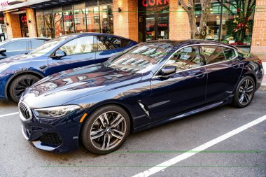 New York City, ABD - 15 Mart 2024: BMW 8 modern araba açık havada, köşe manzaralı.