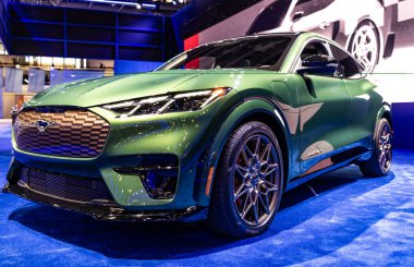 New York City, ABD - 27 Mart 2024 Ford Mustang Mach-E GT elektrikli otomobil New York Uluslararası Otomobil Fuarı, köşe görüş.