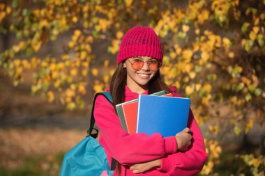 Eylül 'ün 1' inde, Eylül 'de sonbahar doğası. Sonbaharda liseli kız ders çalışıyor. Modern okulda eğitim. Sonbahar stili, okula giden genç bir kız. bilgi ve eğitim.