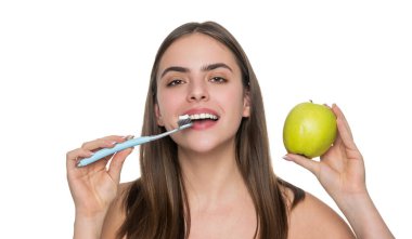 Sabah rutini. Dişlerini elektrikli diş fırçasıyla fırçalayan bir kadın. Dişlerini fırçalayan bir kız. Elektrikli diş fırçası. Ağız temizliği. Diş fırçası, diş sağlığı ve oral bakım. Diş fırçası Bakımı.