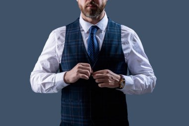 Resmi erkek giyim konsepti. Formalite icabı iş adamı. Kesik manzaralı. Zarif terzilik yeleği giymiş bir iş adamı. Gri kravatlı resmi takım elbise. Erkek giyim kuşamı. Bespoke takımı. Terzi Bakışı.