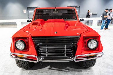 New York City, ABD - 27 Mart 2024: Lamborghini LM002 spor kırmızı araba New York Uluslararası Otomobil Fuarı, ön manzara.