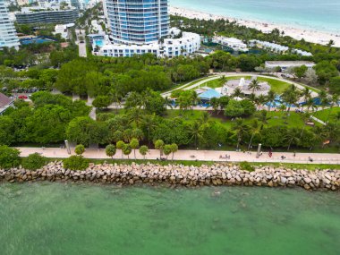 Miami şehir merkezindeki kıyı şeridi hava manzarası Florida, ABD 'deki Biscayne Bay marinasında..