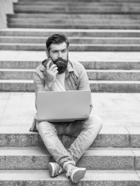 Sıkılmış serbest çalışan adamın kahve molasında iletişimi vardır. Serbest çalışan adamın dizüstü bilgisayarında iletişimi var. Serbest çalışan adamın dışarıdaki bilgisayarla iletişimi var. Dışarıdaki serbest çalışan adamın iletişimi.