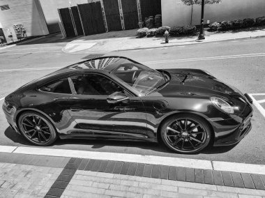 New York City, ABD - 10 Mayıs 2023: Porsche 911 2021 spor araba, yan görüş.