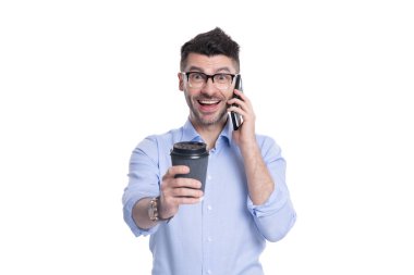 İş adamı kahve molasında telefonda konuşur. Patron adam konuşuyor. İş görüşmesi. İş adamı telefonda konuşur. Telefon var. İletişim kurmak için telefonu kullanan bir adam. Diplomatik dil.