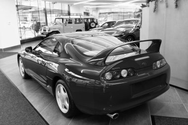 New York City, ABD - 23 Temmuz 2023: Toyota supra 1994 spor araba kırmızı renk, arka manzara.