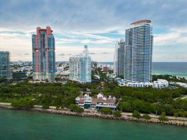 Hava görüntüsü. Miami Plajı 'ndaki gökdelenli şehir manzarası. Skyline marina havacılık şehri manzarası. Miami güney plajının şehir manzarası. Miami şehir merkezinde modern gökdelenleri olan Florida. Çatı manzarası.
