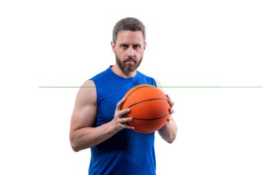 Profesyonel basketbolcu eğitimi beyazda izole edilmiş. Kaslı adamın spor motivasyonu var. Spor ve hobi. Basketbolcu adam profesyonel oynuyor. Basketbol topu olan adam. Eğitim rejimi.