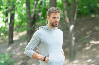 Spor giyim bölümünde genç bir adam. Formda ve aktif adam dışarıda çalışıyor. Sportif adam spor yapar. Erkekler için spor kıyafetleri. Aktif ve sağlıklı bir yaşam tarzı. Vücuduna uygun. Spor ve spor. Koşmaya hazırlanıyorum..