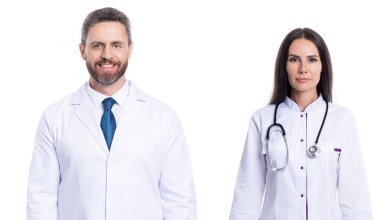 Steteskoplu beyaz önlüklü doktor. Tıp kliniğinde steteskop kullanan hemşire ve doktor. Stajyer doktorla birlikte hastanede profesyonel terapist. Tıp konsepti. Steteskop kontrolü. profesyonel takım.