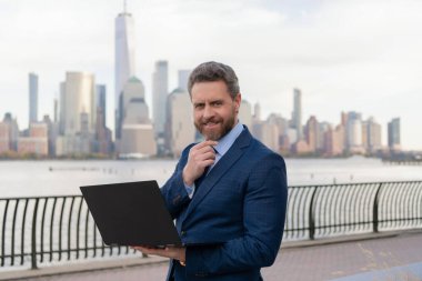 Adam internet tarayıcısından iş e-postası ve sörf yolluyor. New York 'ta serbest çalışan bir iş adamı. İnternette çalışan bir iş adamı. İş adamı dışarıda bilgisayar ya da dizüstü bilgisayarda çalışmakla meşgul. Güçlü bir marka oluştur.