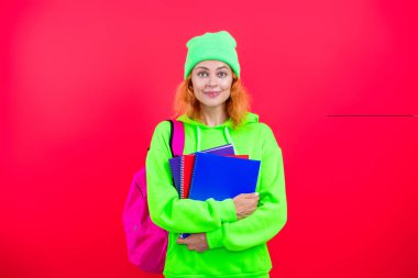 Bilgi ve eğitim. Okul eğitimi. Öğrenci hayatı. Üniversitedeki kadın öğrenci. Okula dönelim. Bilgi toplama günü. Üniversitede eğitim. Pembe üzerine izole kadın. 1 Eylül. Öğretmen eğitimi.