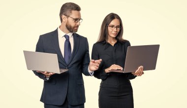 Uzaktan kumandalı çalışıyor. İş başarısı. Beyazlar üzerinde izole iş adamları. Çevrimiçi çalışan serbest çalışan biri. Online iş iletişimi. İşleri çeşitlendirdim. Ofisinde dizüstü bilgisayarı olan iş adamları.