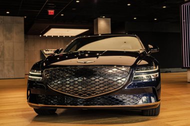 New York City, ABD - 06 Ağustos 2023: Genesis G80 siyah Hyundai elektrikli araba ön görüntüsü galeride park edilmiş.