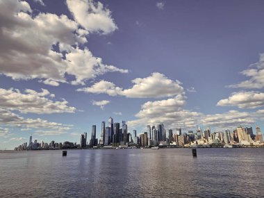 Manhattan şehir merkezi ve metropol şehri. Büyük şehir manzarası. New York şehir merkezi. Manhattan silueti. New York şehri. New York 'un gökdelen binası. Kentsel mimari. İkonik gökdelenler.