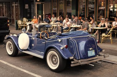 New York City, ABD - 30 Haziran 2023: Excalibur Serisi III phaeton sürücü yan dikiz penceresi park.