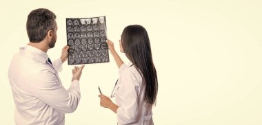 Tıbbi teşhis. Teşhis ve tedavi. İki doktor Xray 'i klinik tanı koyuyor. Cerrah röntgen sonuçlarını kadınlara gösteriyor. Doktor nörolog. Doktor hastalık taraması yapıyor. Boşluğu kopyala.