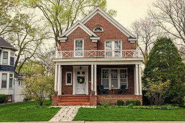 Amerikan mahallesindeki yazlık evde. Banliyö evi. Emlak sigortası. Amerika 'da bir ev. Banliyö mahallesinin mimarisi. Mimari tasarım.