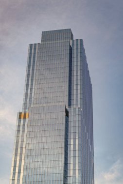 Modern şehir perspektifi. Metropolis City 'de bir gökdelen. Şehir merkezinde gökdelen manzaralı bir şehir. Bakış açısı. Gökdelen bina mimarisi. Camsı yüzlü gökdelen.