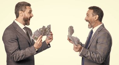 İşadamları milyonerler. Dolar nakiti olan milyonerler. Beyazlara izole edilmiş..