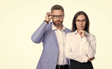 İş ekibi çalışması ve işbirliği. Onların şirketini geliştirmek. Ortak takımı. Başarılı ortaklık. İş ekibi başarısı. İş ortağı beyazla izole edilmiş. Takım elbiseli iki iş adamı..