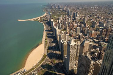 Şehir manzarası silüeti. Metropolis 'teki mimari bina. Chicago sahil şehrinin gökdelen mimarisi. Metropolis City silueti. Şehir merkezindeki hava manzarası. Gökdelen ve sahil manzarası.