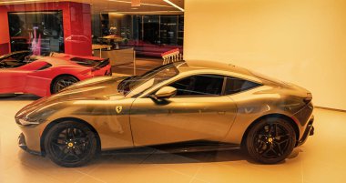 New York City, ABD - 09 Ağustos 2023: Ferrari Roma 2021 galeride spor araba, yan manzara.