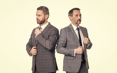 İş arkadaşları beyazları izole ediyor. Resmi takım elbiseli iki iş adamı. Hırslı iş adamı desteği. Profesyonel iş lideri ve menajeri. Liderlik vizyonu. Başarılı iş adamı.