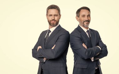 İş ortakları beyazlar üzerinde izole edilmiş. Takım elbiseli iki iş adamı. İş adamı, patron ve CEO. Çalışanı olan profesyonel bir işletme müdürü. Hırslı iş adamı. Başarılı iş adamı. Boşluğu kopyala.