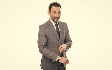Takım elbiseli iş adamı kontrol zamanı. Saati olan dakik bir iş adamı. Dakik iş adamı. Geç kaldın. İşteki son teslim tarihi. zaman yönetimi ve dakiklik.