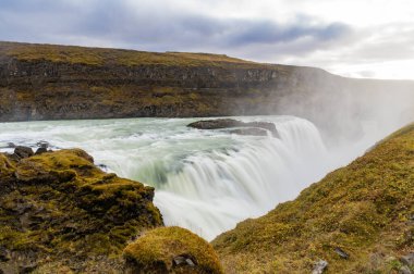 Majestic Gullfoss şelalesi rotası. İzlanda dağ doğa manzarası. Şelale manzarası. Doğa vahşiliği. İzlanda Şelalesi 'nin varış yeri. Resimli Gullfoss şelalesi. İzlanda 'ya seyahat.