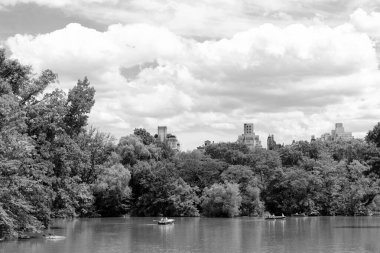 Şehir parkındaki Jacqueline Kennedy Onassis Reservoir manzarası. Central Park 'tan Manhattan' ın manzarası. New York ve Manhattan. New York 'un Central Park' ı. Yerel halk ve turistler için favori yer.