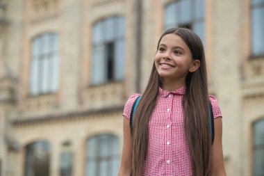 Eğitim ve bilgi. Ortaokulda çantalı bir kız öğrenci. Çalışma zamanı. 1 Eylül. Üniversite eğitimi. Okula dönelim. Sırt çantalı genç kız okula gidiyor. Resmi eğitim.