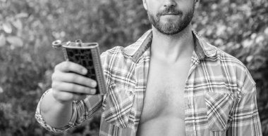 Burbon hipodromu olan bir adamın açık havada seçilmiş odağı. Burbon hippeli adam kareli gömlek giyiyor. Burbon hippeli bir adamın fotoğrafı. Burbon hippili adam..