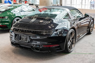 New York City, ABD - 27 Mart 2024: 2023 Porsche 911 üstü açık. Siyah Porsche 911. New York Uluslararası Otomobil Fuarı 'nda Porsche 911 retro otomobili..