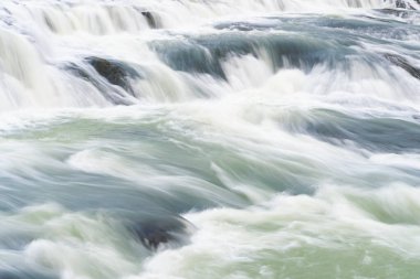 Şelale nehri taşkını. İzlanda doğası nehir akıntısı. Resimli Gullfoss şelalesi deresi. Doğa vahşiliği. Nehir taşması. Şelale deresi akıyor. Gullfoss şelalesi doğası. Hızlı akış.