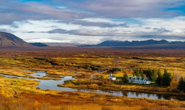 İzlanda sonbahar doğa manzarası. Şeyler vellir doğa. Thingvellir Park Nehri. Nehir İzlanda 'da sonbaharda. Sonbahar manzarası. Almannagja. Thingvellir sonbahar manzarası. Thingvellir Ulusal Parkı İzlanda.