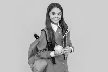 Genç kız yüksek eğitim alıyor. Okulda eğitim. Ergen kız çalışma kitabını tutuyor. Okulda ders çalış. Okula dönüyorum. Bilgi ve eğitim. Üniversiteli kız. Öğle yemeği vakti elma..