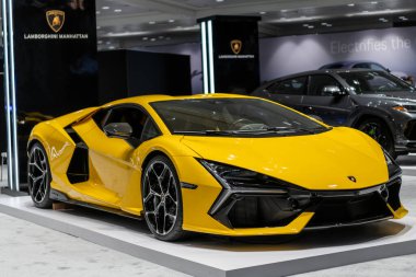 New York, ABD - 27 Mart 2024 Lamborghini Revuelto Supercar sarı renkli araç New York Uluslararası Otomobil Fuarı 'nda, köşe manzaralı.