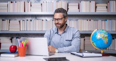 Sınıfta üniversite öğretmeni. Online özel ders. Okulda çevrimiçi sınıf. Okul sınıfında online eğitim. Öğretmenim sınıfta. Online eğitim. Öğretmenler günü. Bilgi takibi.