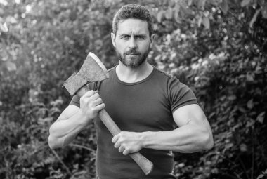 Baltalı beyaz bir adamın açık hava gömleği giydiği fotoğraf..