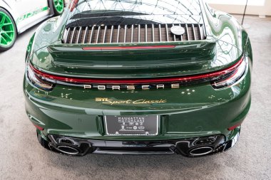 New York, ABD - 27 Mart 2024: Porsche 911 Sport Classic retro car. Yeşil renkli Porsche 911 Spor Klasik araba. New York Uluslararası Otomobil Fuarı 'nda klasik Porsche 911 Spor İzi..