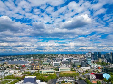 Uzay iğnesiyle hava manzarası. Panorama Havalimanı Seattle şehir manzarası. Amerikan modern Seattle bölgesi. Metropolis şehir manzarasının mimarisiyim. Seattle manzarasının havadan görünüşü. Seyahat.