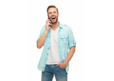 İletişim. Akıllı telefondan konuşan adam beyazda izole edilmiş. Millennial Man 'in telefon görüşmesi var. Ses bağlantısı. Adam akıllı telefonda konuşuyor. Telefon var. Mobil iletişim. Haberler iyi..