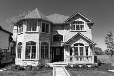 Mimarlık konsepti. İkamet mimarisi. Modern villa cephesi. yazlık köy. Mahalledeki bir banliyö kulübesinin dışında. mimari tasarım. Modern yazlık ev. Banliyö evi.