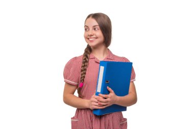 Beyaz tenli genç bir öğrenci. Lise eğitimi. Bilgi ve eğitim. Eğitim projesinde öğrenci kız. Dosyada okul projesi olan genç bir kız. Okula dönelim. Sınava hazırlanın..